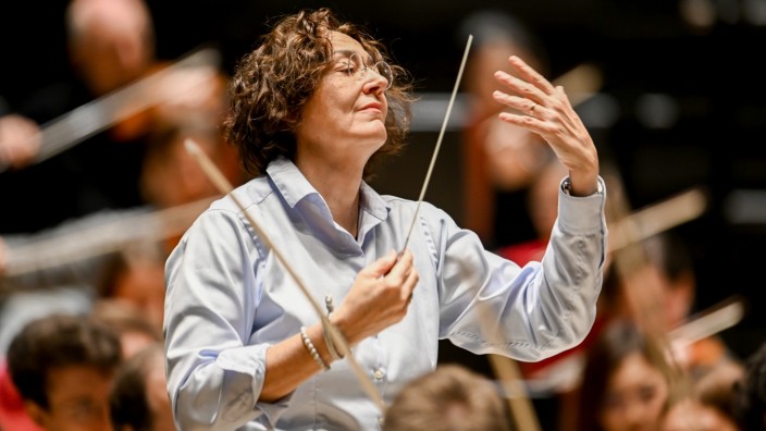 Konzertkritik: Nathalie Stutzmann bei einer Orchesterprobe mit den Münchner Philharmonikern.