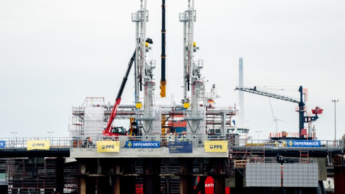 Gasversorgung: Der erste Anleger für Flüssigerdgas (LNG) in Deutschland ist fertiggestellt. Nun ist bekanntgeworden, dass die Terminals erheblich teurer werden als geplant.