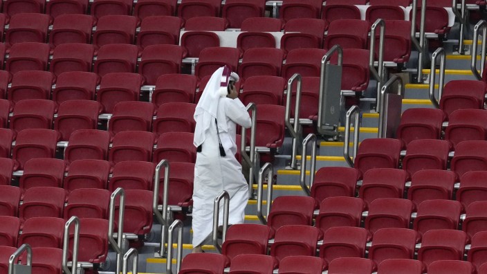 Katar verliert Eröffnungsspiel: Viele katarische Fans verlassen lang vor dem Abpfiff das Stadion.