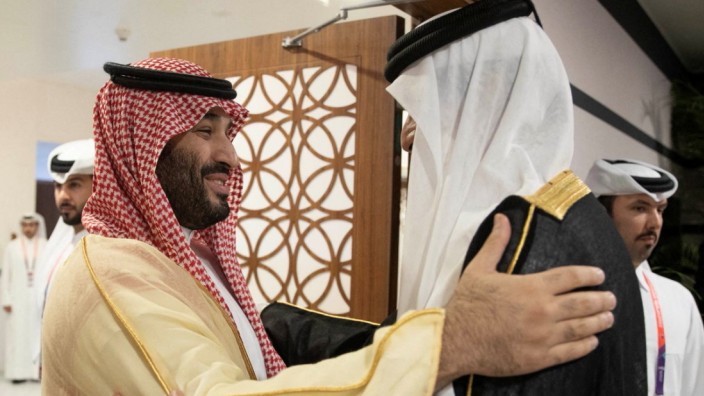 Weltmeisterschaft in Katar: Zwei, die bis vor Kurzem noch sehr böse aufeinander waren: Der katarische Emir Tamim bin Hamad al-Thani begrüßt den saudischen Kronprinzen Mohammed bin Salman (li.).