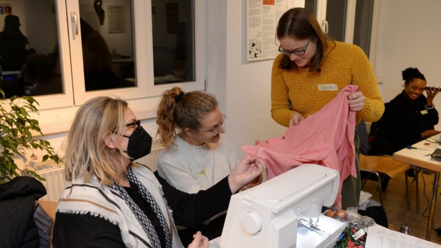 Nachhaltige Mode: Im Eine-Welt-Haus können die Teilnehmer an der Nähmaschine lernen, wie man Kleidung upcycelt.