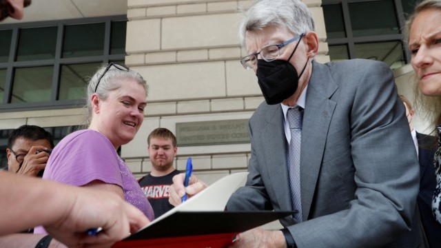 Book industry: Author Stephen King (with mask) in August in a court in Washington.