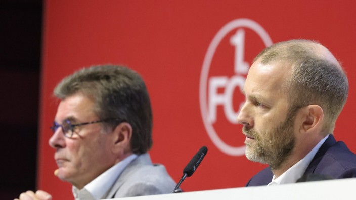 1. FC Nürnberg: Angespannt: Dieter Hecking (li.) und Niels Rossow, Vorstände des 1. FC Nürnberg, bei der Jahreshauptversammlung zuletzt in der Frankenhalle.