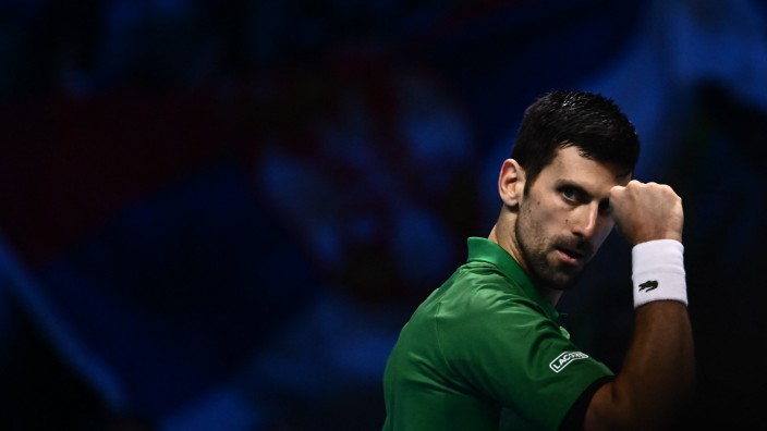 Novak Djokovic: Die Geste des Turniersiegers: Novak Djokovic zeigte im Finale von Turin auch dem Norweger Casper Ruud die Grenzen auf.