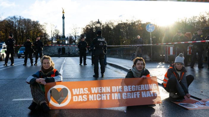 Protest in München: Klimaaktivisten sitzen auf der Prinzregentenstraße und blockieren den Verkehr.