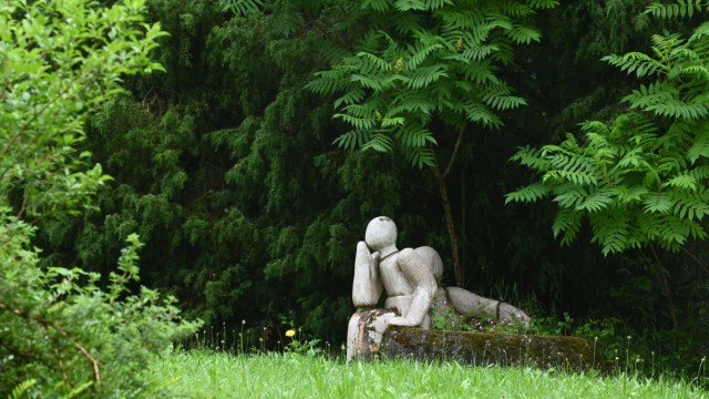 Ismaning: Im Garten laden Skulpturen der Künstlerin Dietlinde Majewski zum Staunen ein.