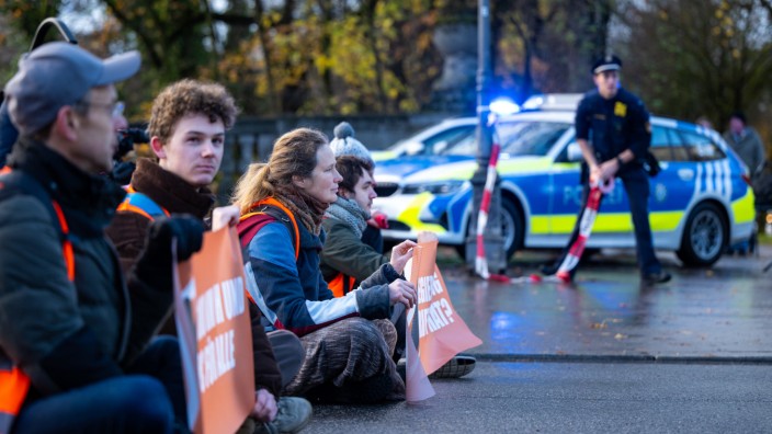 Verfassungsschutz: Klimaaktivisten der Gruppe "Letzte Generation" sitzen auf der Prinzregentenstraße und blockieren den Verkehr.
