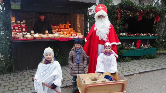Tradition: Auch der Nikolaus und seine Engel haben sich für den Hohenlindener Christkindlmarkt angekündigt.