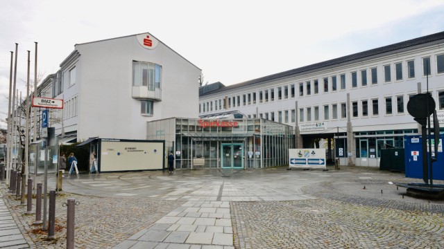 Geflüchtete im Landkreis: Insgesamt wird das frühere Sparkassengebäude bald Platz für mehr als 200 Geflüchtete bieten.