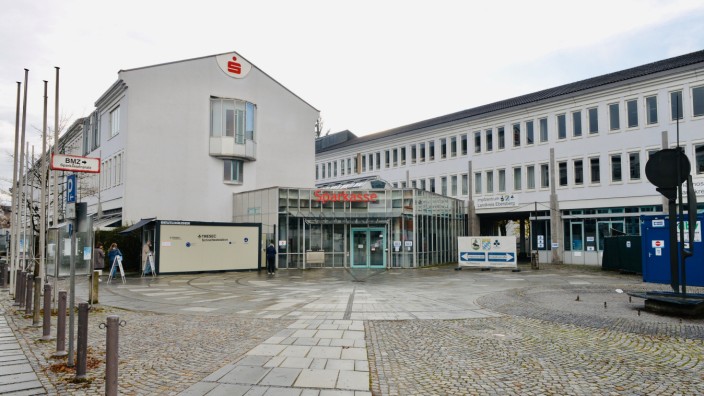 Stadtentwicklung: Im Jahr 2016 hat der Landkreis das Gebäude der ehemaligen Kreissparkasse in Ebersberg gekauft. Nun zahlt sich der Deal endgültig aus.