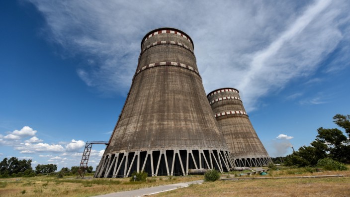 Krieg in der Ukraine: "Wir hatten Glück, dass es nicht zu einem potenziell schweren nuklearen Zwischenfall gekommen ist": Zwei Kühltürme des Kernkraftwerks in Saporischschja vor dem Beschuss.