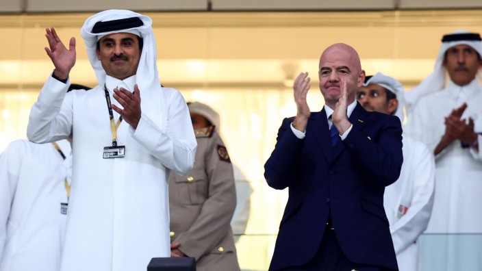 Ermittlungen gegen Fifa-Präsident: Fifa-Präsident Gianni Infantino (rechts) mit dem katarischen Emir Tamim bin Hamad Al Thani während des Eröffnungsspiels.