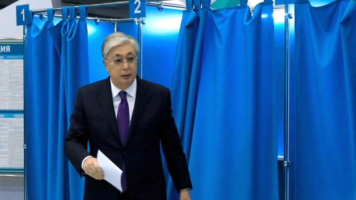 Kasachstan: Kassym-Schomart Tokajew verlässt am Sonntag in der kasachischen Hauptstadt Astana eine Wahlkabine.