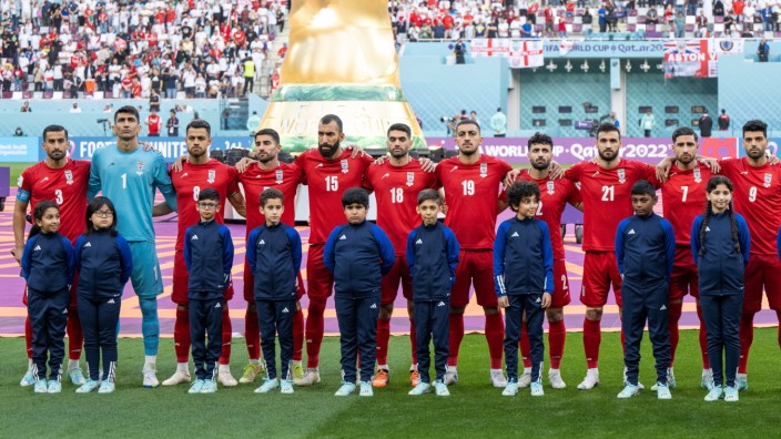 Fußball-WM: Elf Spieler, keiner singt: Irans Nationalmannschaft vor dem Spiel gegen England.
