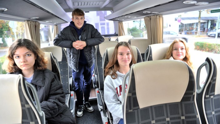 Fachkräftemangel: Sie sind am Tag der Ausbildung mit dem Bus auf dem Weg zur Bäckereistube Benedikter in Andechs (v. li:) Sophia, Tibor, Nina und Emilia.