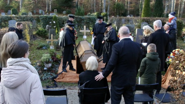 Beerdigung von Wolf Schneider: Zur Trauerfeier sind zahlreiche seiner früheren journalistischen Lehrlinge gekommen.