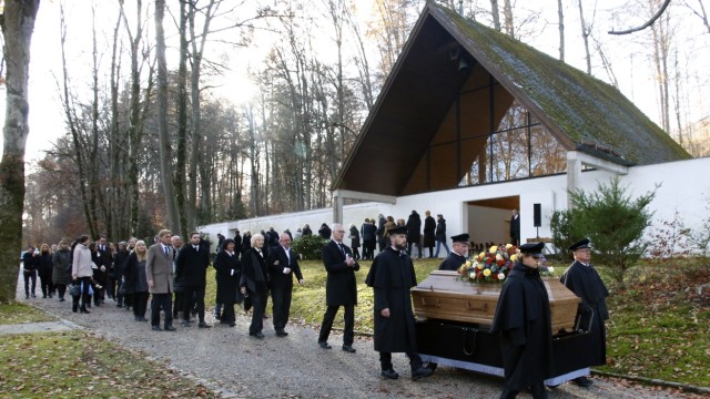 Beerdigung von Wolf Schneider: Wolf Schneider, ein Meister der deutschen Sprache und Ausbilder zahlreicher Journalisten, wird am 21. November 2022 auf dem Starnberger Waldfriedhof zu Grabe getragen.