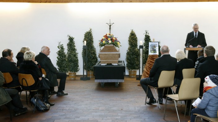 Beerdigung von Wolf Schneider: Die Trauerfeier für Wolf Schneider auf dem Starnberger Waldfriedhof.
