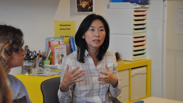 Fachkräftemangel: Kita-Leiterin Soo Overbeck erklärt das Montessori-Konzept. In Korea hatte sie Literatur studiert, vor 27 Jahren ist sie dann nach Deutschland gekommen. Ihre Ausbildung hat sie erst mit 40 gemacht. "Man muss eine gewisse Gelassenheit mitbringen und Kinder mögen", sagt sie.