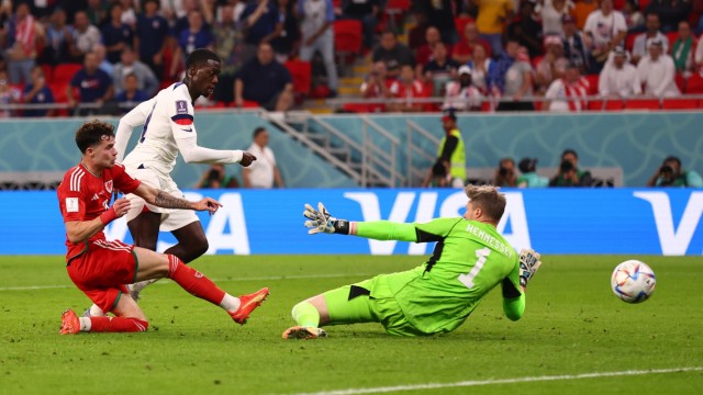 Wales mit Remis gegen USA: Timothy Weah bleibt cool und schießt das erste WM-Tor der USA in Katar.
