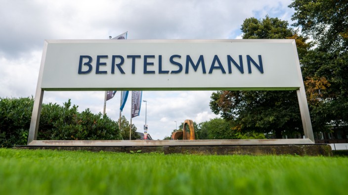 Literaturmarkt: Ein Schild mit dem Logo von Bertelsmann steht vor der Zentrale in Gütersloh. Der Versuch, einen US-amerikanischen Verlag zu übernehmen, ist nun gescheitert.