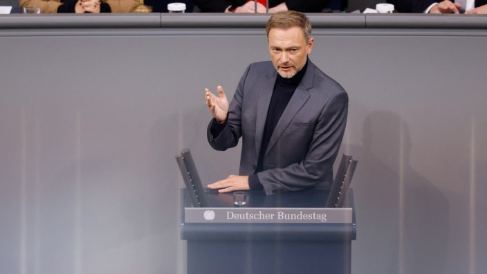 Haushaltsdebatte im Bundestag: Mit der Rolle ändert sich auch die Perspektive: Finanzminister Christian Lindner spricht in der Haushaltsdebatte im Bundestag.