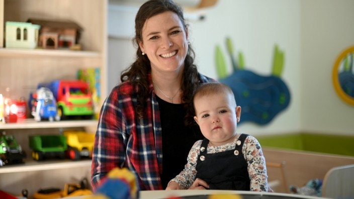 Medizinische Versorgung: Jennifer Bachmann und ihre elf Monate alte Tochter Sarah, die einen schweren Herzfehler hat. Das "Heimmonitoring"-Tool hat der Mutter Sicherheit gegeben.