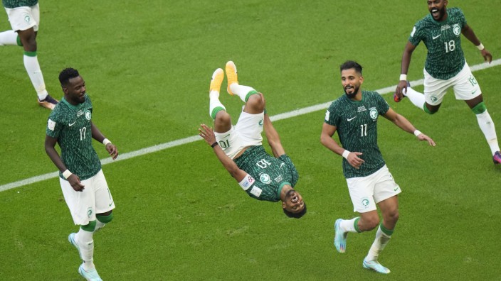 Fußball-WM: Was ist denn hier los? Salem Al-Dawsari (Mitte) entscheidet sich nach seinem Treffer zum Salto-Jubel.