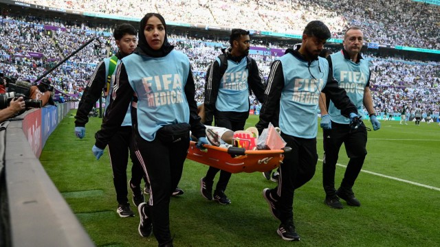 Niederlage gegen Saudi-Arabien bei der WM: Schreckmoment: Verteidiger al-Sharani muss nach einem Kopftreffer aus dem Stadion getragen werden.