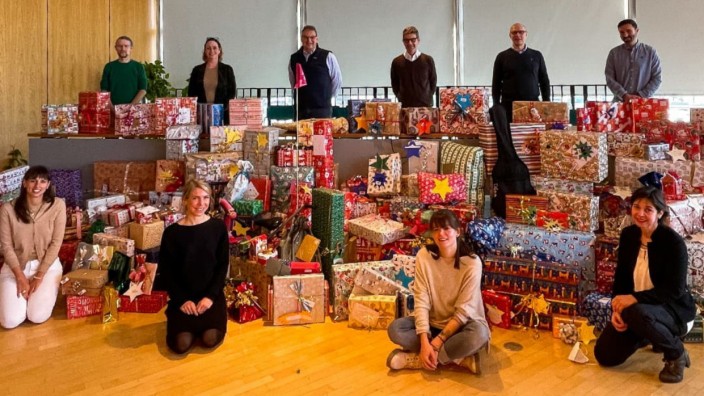 "Aktion im Advent": Mehr als 350 Geschenke kamen voriges Jahr durch die Wunschbaumaktion der Initiative "Tölz hilft" zusammen.