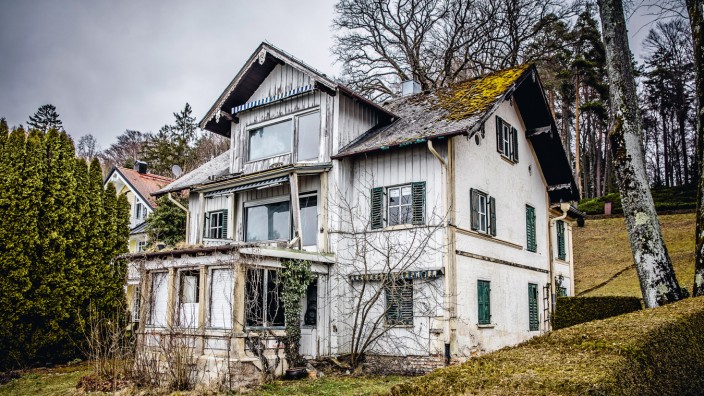 "Lost Places": Die verlassene Villa des Münchner Malerfürsten Gabriel von Max am Starnberger See. Einer der "Lost Places" die in der jüngeren Vergangenheit zum Ziel des Schreckenstourismus wurden.