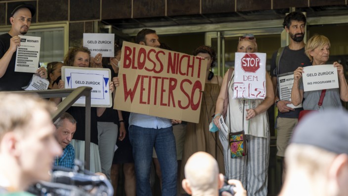 Reform der Öffentlich-Rechtlichen: Mitarbeiter des RBB protestieren im August vor ihrem Sender.