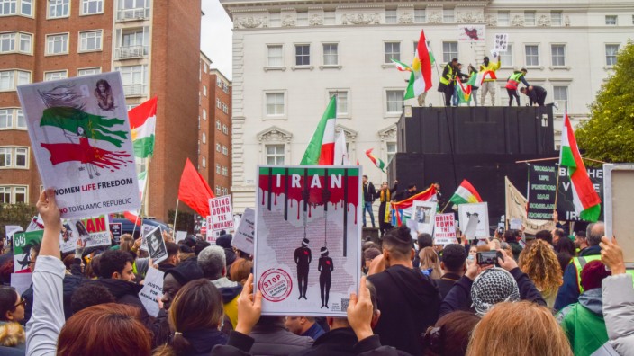 Konflikt in Iran: In London versammeln sich Demonstranten vor der iranischen Botschaft und fordern Gerechtigkeit für Mahsa Amini und einen Regimewechsel im Iran.