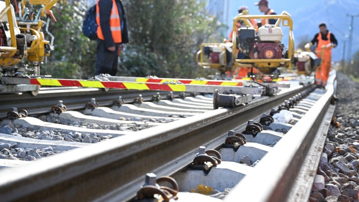 Nach Zugunglück bei Garmisch: Nach dem Zugunglück Anfang Juni werden auf der Bahnstrecke bei Garmisch-Partenkirchen die Gleise erneuert. Hier zu sehen ist der Umbauzug der Deutschen Bahn, der gleichzeitig Schwellen und Gleise austauscht.