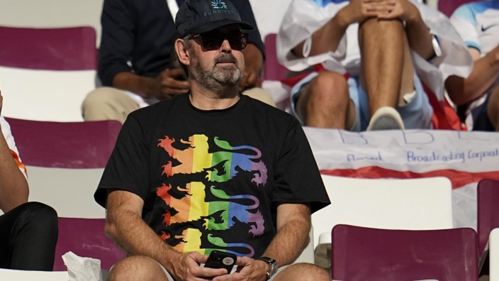 Debatte um Armbinde: Klare Botschaft auf der Brust: Ein England-Fan trägt ein T-Shirt mit den Three Lions, entworfen in Regenbogen-Farben.