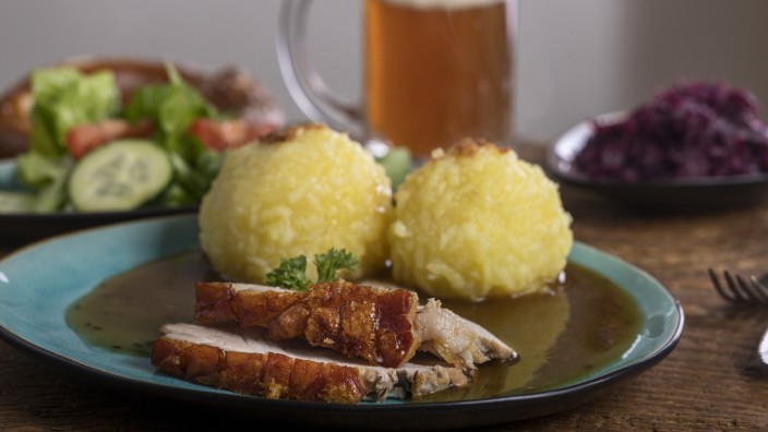 Inflation in der Gastronomie: Ein guter Schweinsbraten ist eine Wucht - und in Bayern ein Gradmesser für das Preisniveau in einem Lokal.