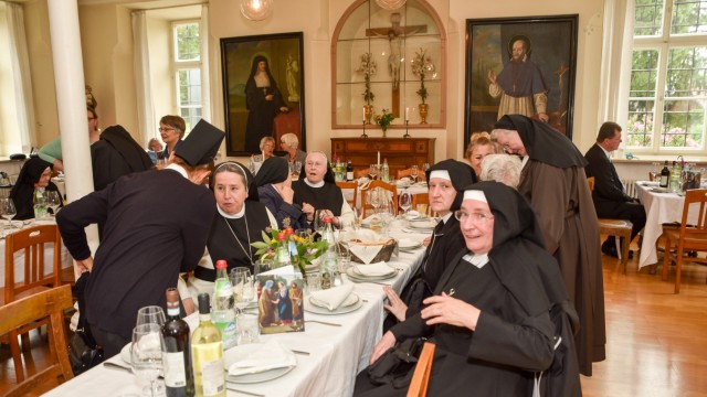 Beuerberg: Zur Jubiläumsfeier am Namensfest kamen im Jahr 2017 Salesianerinnen ins Kloster Beuerberg. Nach dem Gottesdienst aßen sie gemeinsam im Refektorium.