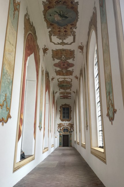 Beuerberg: Der prächtig geschmückte Kirchengang verbindet das Kloster mit dem Psallierchor in der früheren Stiftskirche St. Peter und Paul.