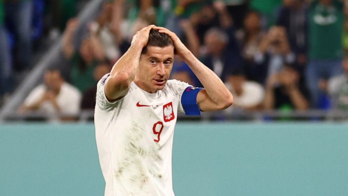Mexiko gegen Polen bei der WM in Katar: Da fasst du dir an den Kopf: Robert Lewandowski nach seinem verschossenen Elfmeter.