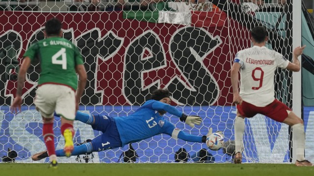 Mexiko gegen Polen bei der WM in Katar: Kein Ausweg: Mexikos Torhüter Guillermo Ochoa pariert den Elfmeter von Robert Lewandowski.