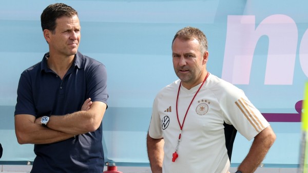 Oliver Bierhoff und Hansi Flick bei der WM in Katar