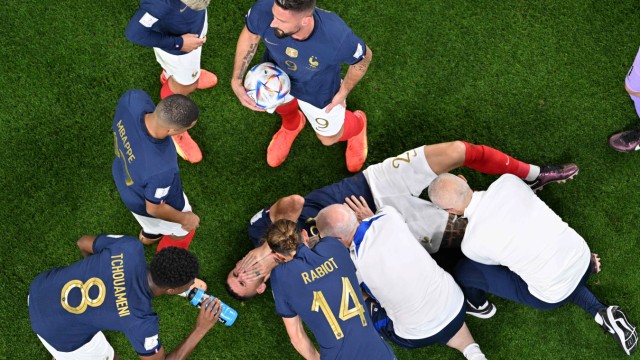 Frankreich gegen Australien: Noch ein Name auf der Verletztenliste: Lucas Hernandez liegt mit Schmerzen am Boden.