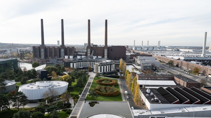 Einigung zwischen Autobauer und IG Metall: Blick auf das Werksgelände von Volkswagen in Wolfsburg. Nach der Einigung des Autobauers mit der IG Metall können sich Beschäftigte auf höhere Zahlen auf dem Gehaltszettel freuen.