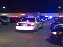 Virginia: Polizei trifft vor der Walmart-Filiale in Chesapeake ein