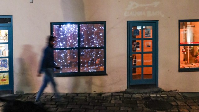 Videokunst-Projekt der KVD: Im Fenster funkeln die Sterne, auf dem Straßenpflaster sieht es eher aus wie Schnee: Film in Stop-Motion-Technik von Florian Marschall.