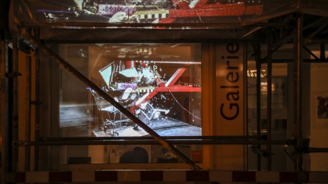 Videokunst-Projekt der KVD: Das Baustellengerüst an der Galerie Lochner könnte man als Teil des künstlerischen Konzepts von Christian Engelmanns "Crashtest" mit Einkaufswagen halten.