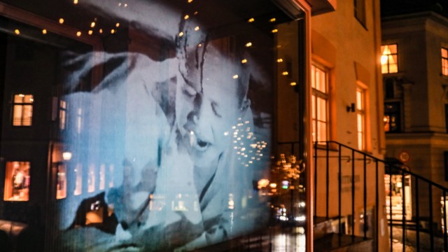 SZ-Kulturpreis Tassilo: Der jüngste Streich der KVD: In sieben Schaufenstern verwandeln Künstlerinnen und Künstler mit ihren Videoinstallationen den städtischen Raum.