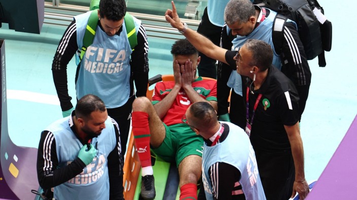 Fußball-WM: Marokkos Noussair Mazraoui wird mit einer Trage vom Platz gebracht.