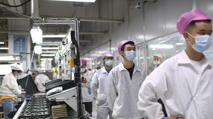 Covid-Regeln in China: 2021: Arbeiter stellen sich in der Foxconn-Fabrik in Wuhan an, um sich auf das Coronavirus testen zu lassen.