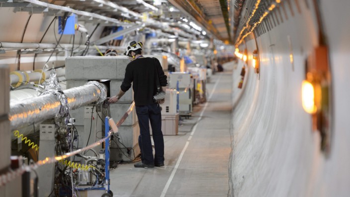 Großforschung: Ein Techniker arbeitet am Cern bei Genf. Der größte Teilchenbeschleuniger der Welt muss als großer Stromfresser in der Energiekrise früher in die Winterpause.
